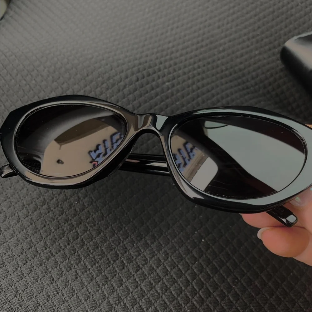 Chic Black Sunglasses - Picture 8 of 11